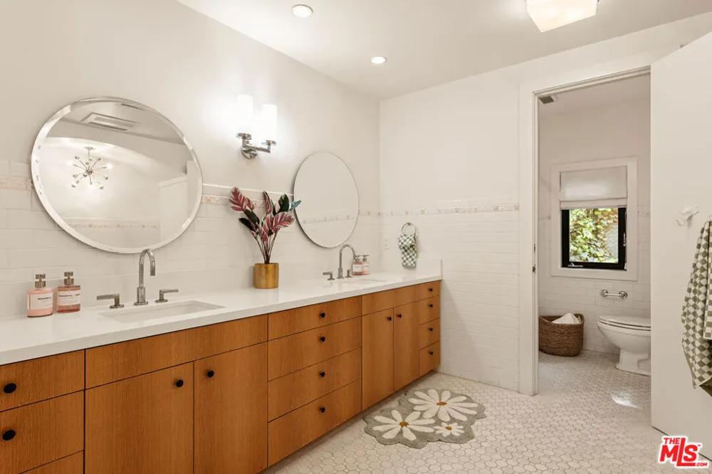 17352 MAGNOLIA BOULEVARD Encino, CA 91316
