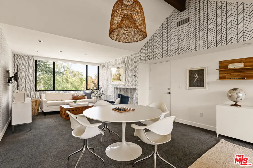 17352 MAGNOLIA BOULEVARD Encino, CA 91316