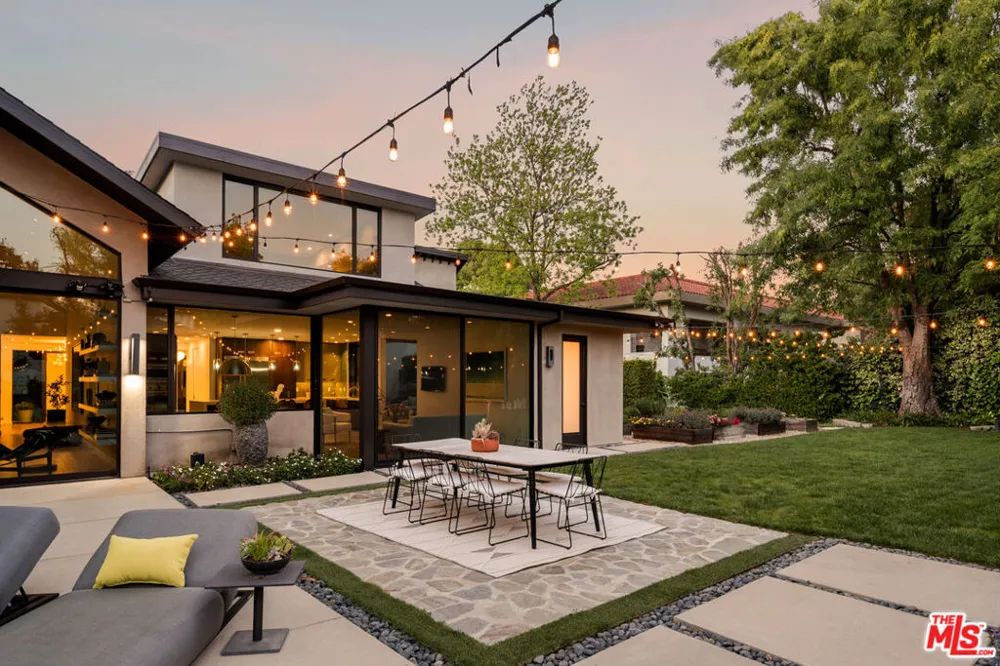 17352 MAGNOLIA BOULEVARD Encino, CA 91316