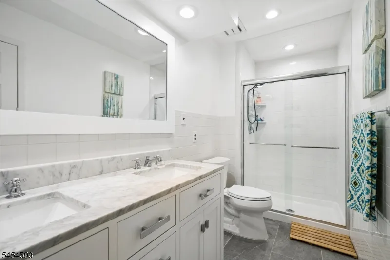 300 Pond Ct Washington, NJ 07676