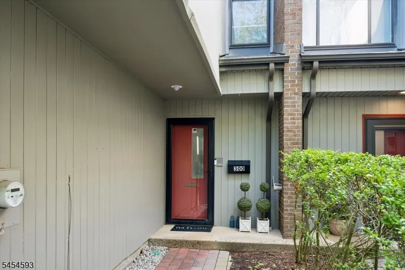 300 Pond Ct Washington, NJ 07676
