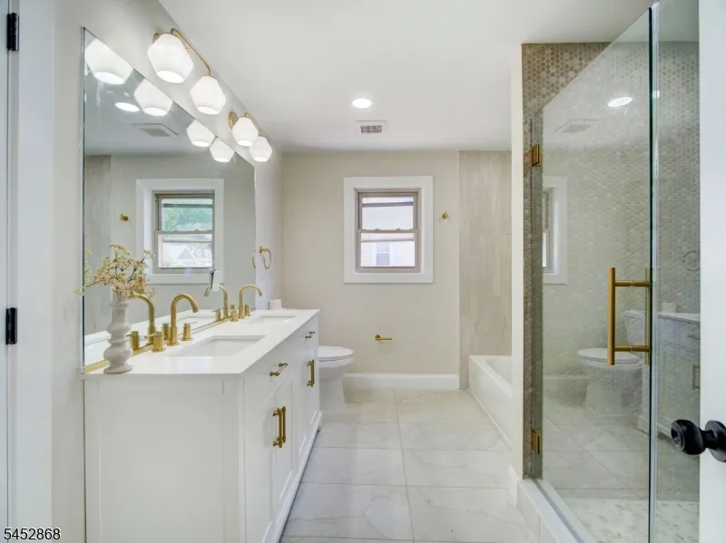 156 W Lincoln Ave Roselle Park, NJ 07204