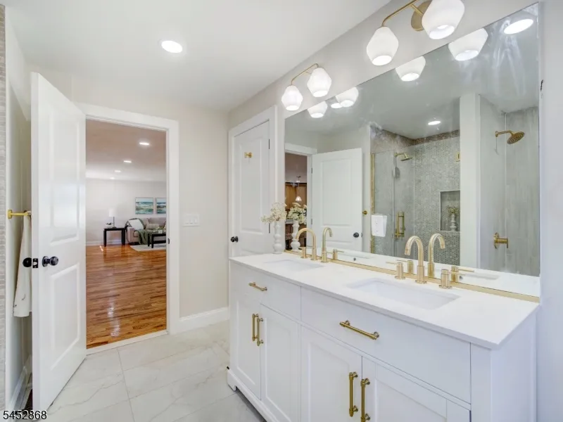 156 W Lincoln Ave Roselle Park, NJ 07204