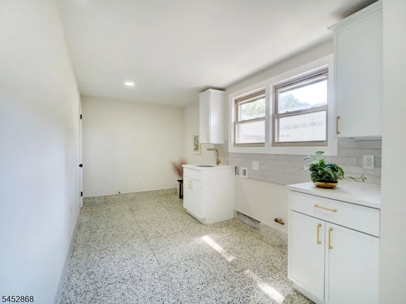 156 W Lincoln Ave Roselle Park, NJ 07204