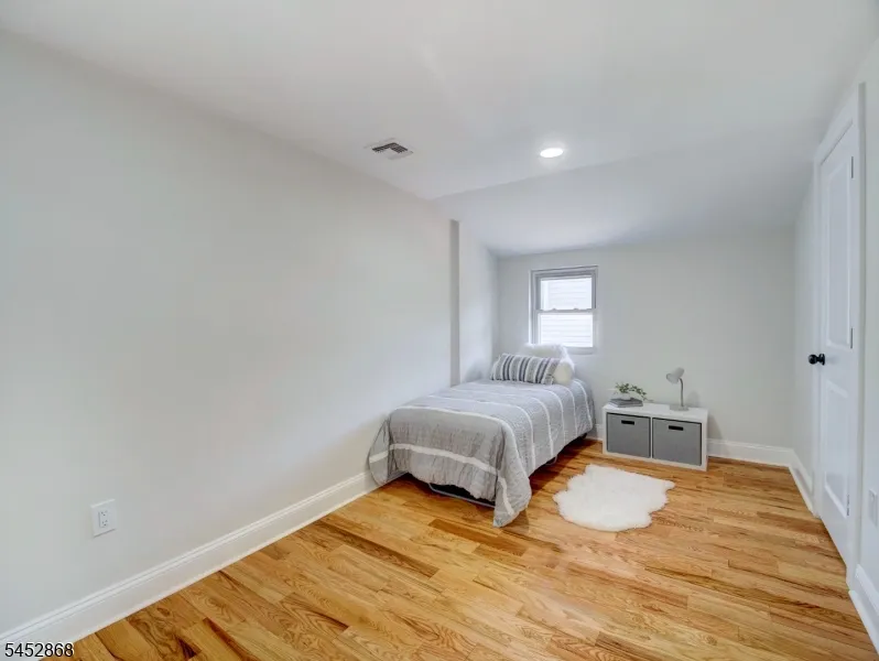 156 W Lincoln Ave Roselle Park, NJ 07204
