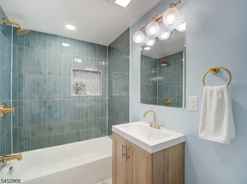 156 W Lincoln Ave Roselle Park, NJ 07204