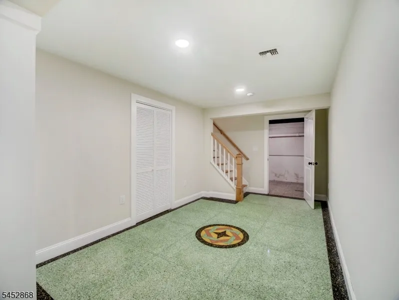 156 W Lincoln Ave Roselle Park, NJ 07204