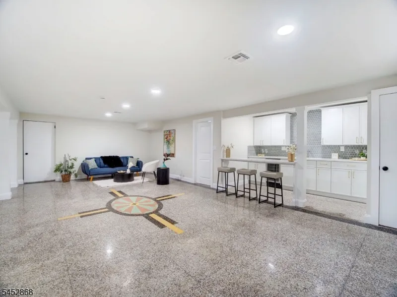 156 W Lincoln Ave Roselle Park, NJ 07204