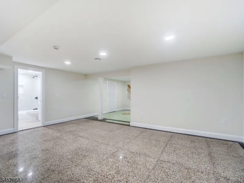156 W Lincoln Ave Roselle Park, NJ 07204