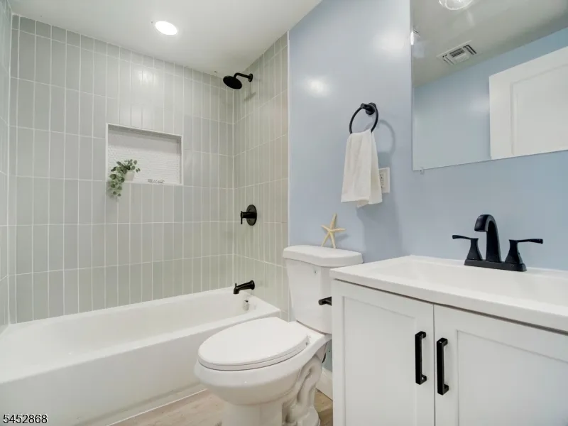 156 W Lincoln Ave Roselle Park, NJ 07204