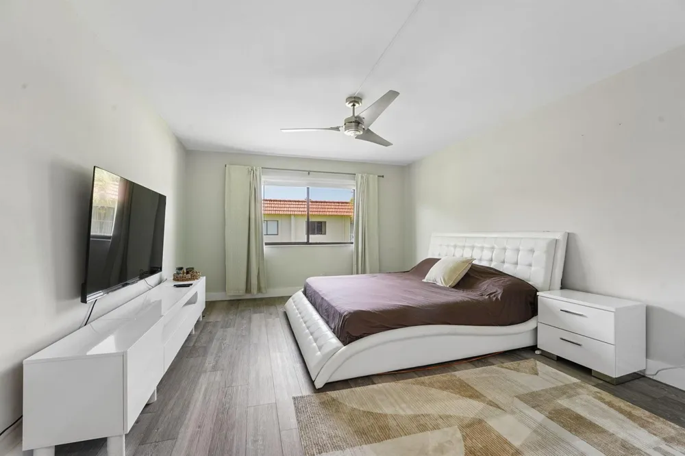 327 LAKEVIEW DRIVE #203 Weston, FL 33326