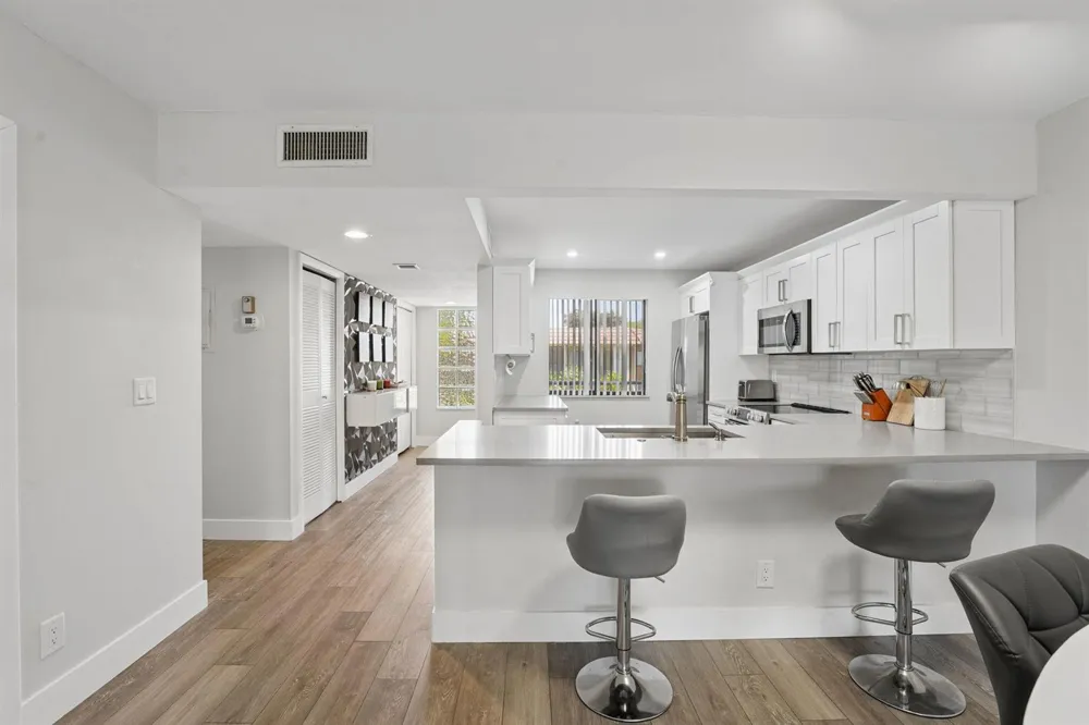 327 LAKEVIEW DRIVE #203 Weston, FL 33326