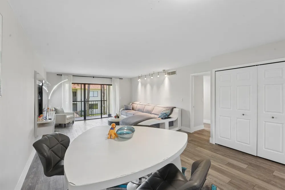 327 LAKEVIEW DRIVE #203 Weston, FL 33326