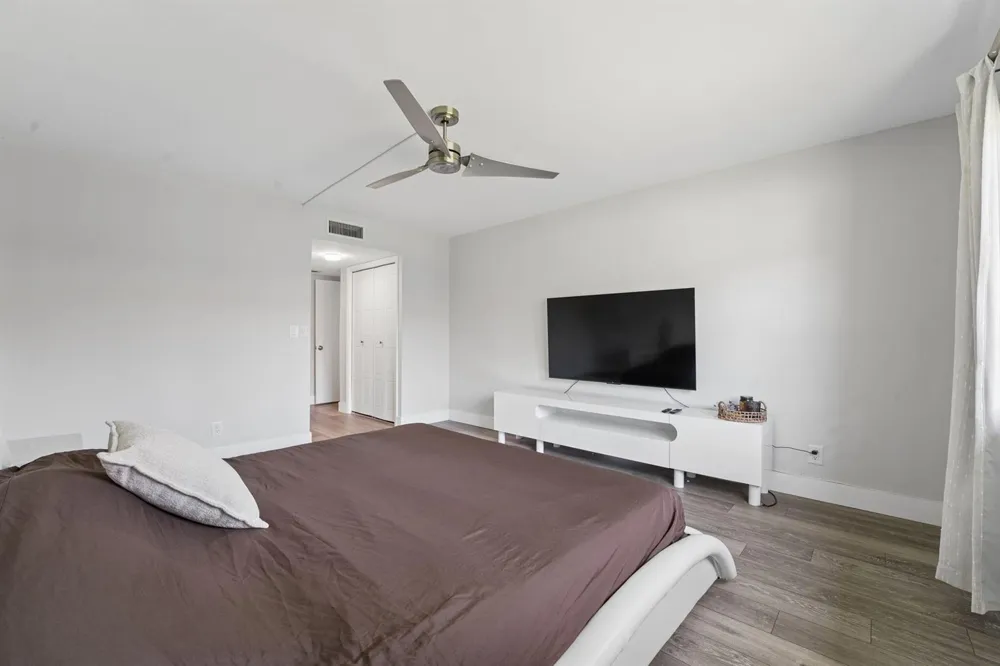 327 LAKEVIEW DRIVE #203 Weston, FL 33326