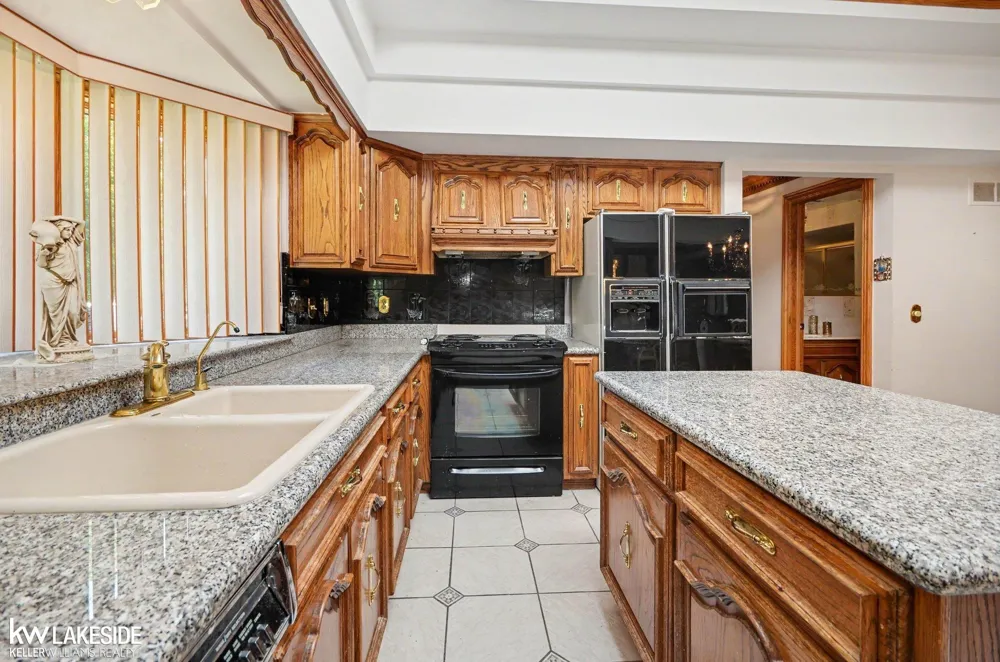 3940 Wayfarer Drive Troy City, MI 48083