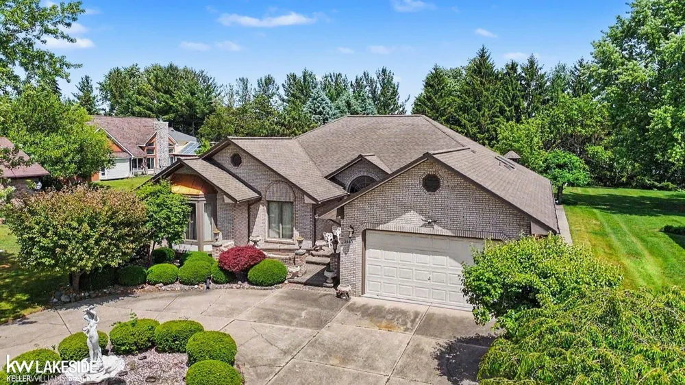 3940 Wayfarer Drive Troy City, MI 48083