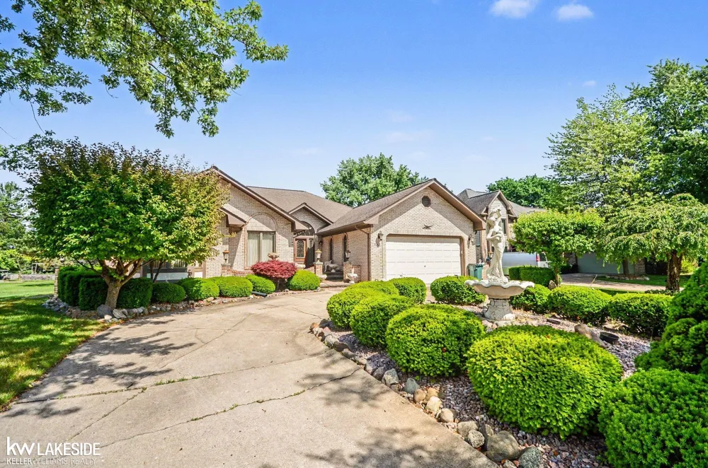 3940 Wayfarer Drive Troy City, MI 48083