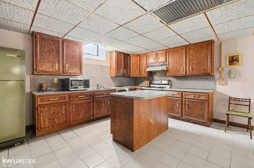 3940 Wayfarer Drive Troy City, MI 48083