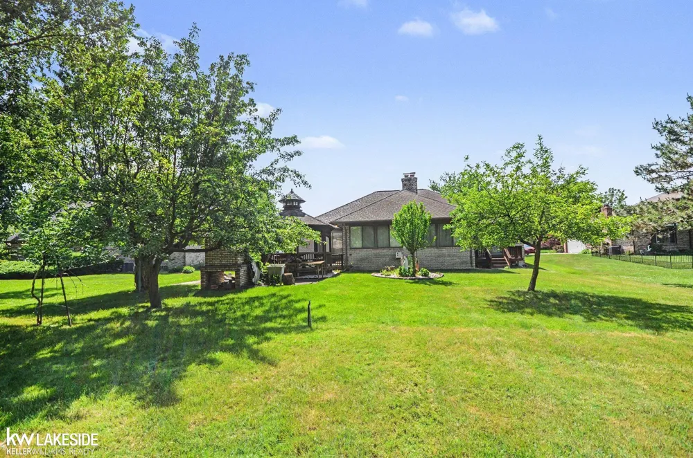 3940 Wayfarer Drive Troy City, MI 48083
