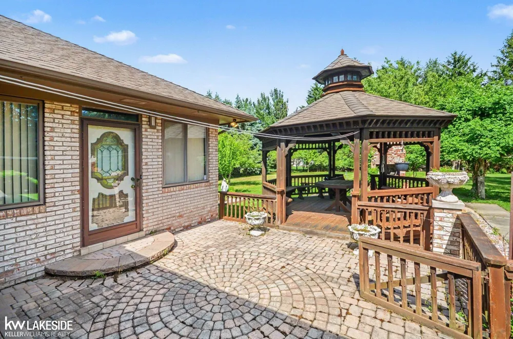 3940 Wayfarer Drive Troy City, MI 48083
