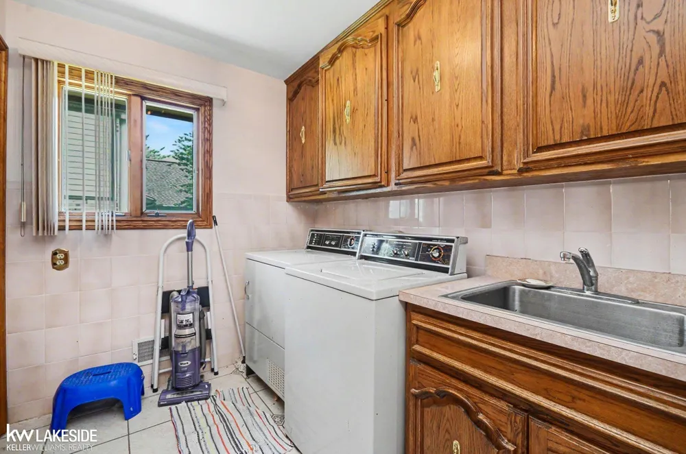 3940 Wayfarer Drive Troy City, MI 48083