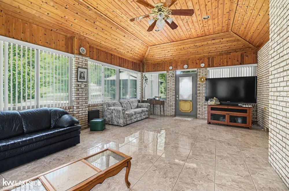 3940 Wayfarer Drive Troy City, MI 48083