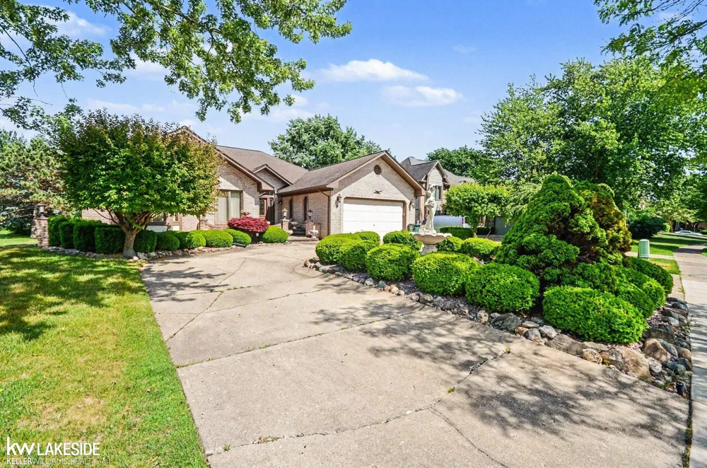 3940 Wayfarer Drive Troy City, MI 48083