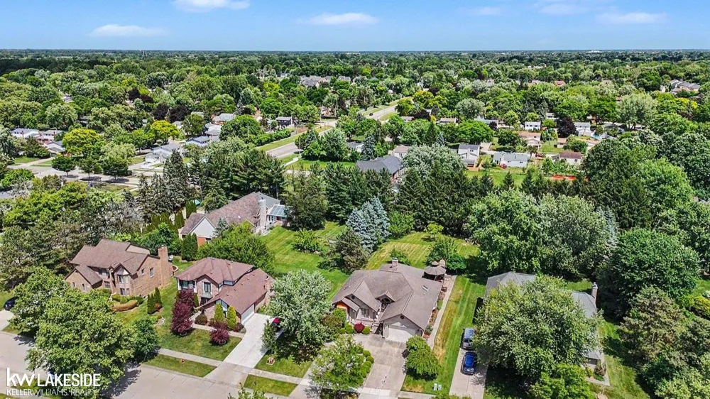 3940 Wayfarer Drive Troy City, MI 48083