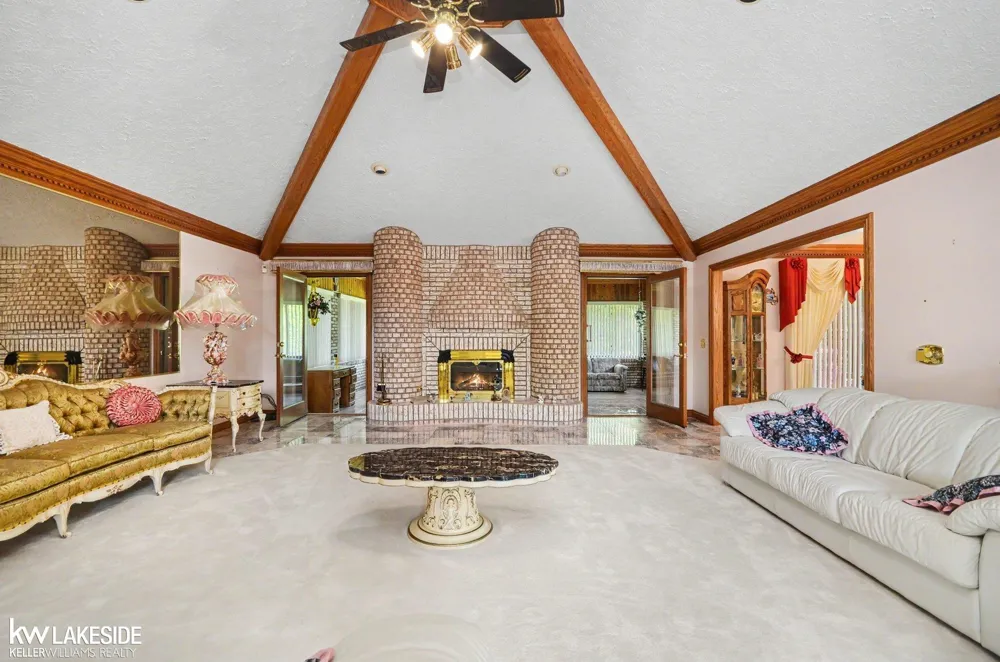 3940 Wayfarer Drive Troy City, MI 48083