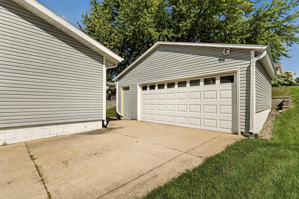 709 37th Street SW Rochester, MN 55902