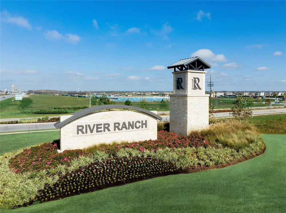 1941 E Riverside Circle Dayton, TX 77535