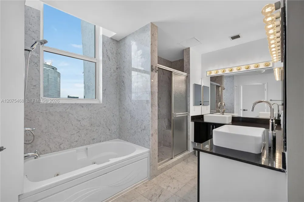 31 SE 5th St #4212 Miami, FL 33131
