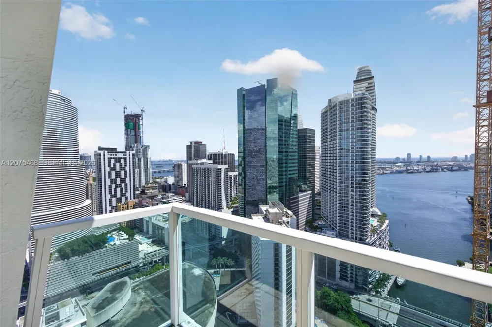 31 SE 5th St #4212 Miami, FL 33131