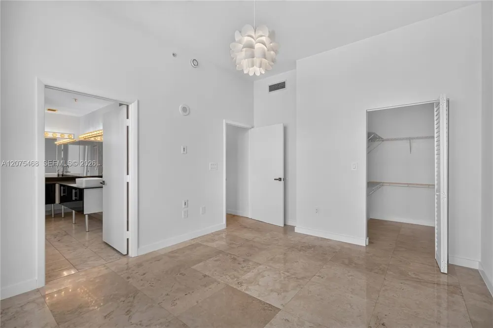 31 SE 5th St #4212 Miami, FL 33131