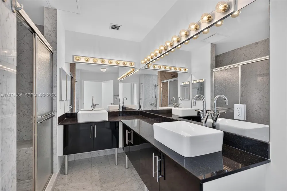 31 SE 5th St #4212 Miami, FL 33131