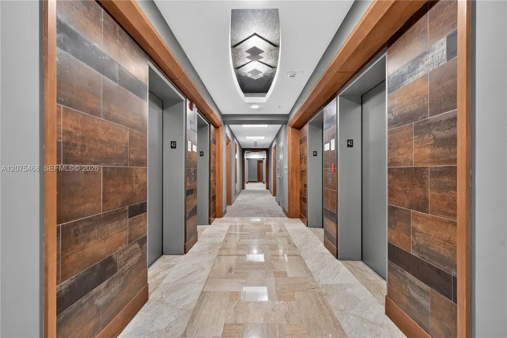 31 SE 5th St #4212 Miami, FL 33131