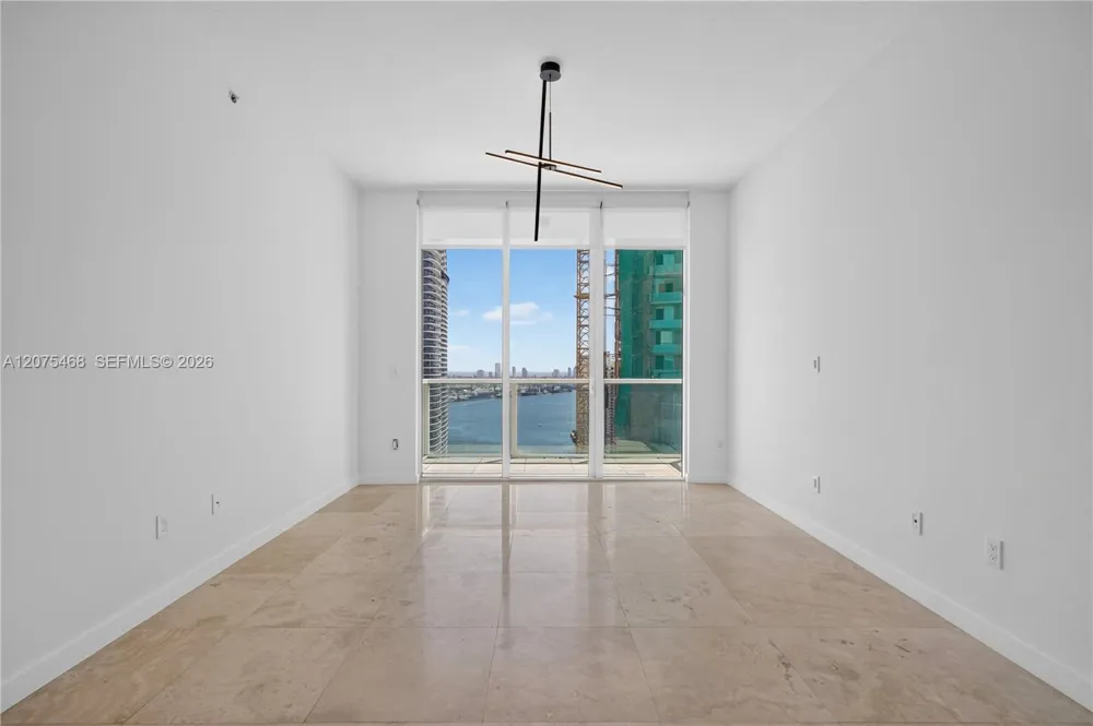 31 SE 5th St #4212 Miami, FL 33131
