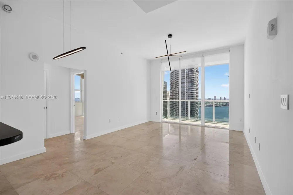 31 SE 5th St #4212 Miami, FL 33131