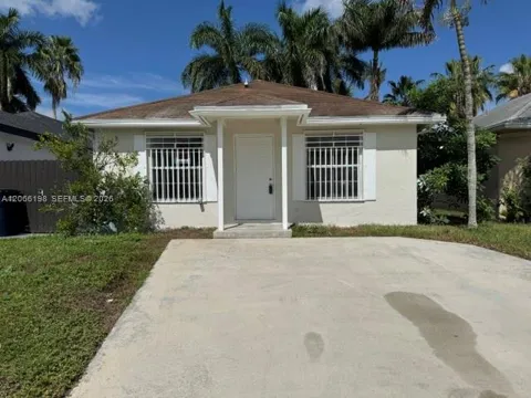 982 SW 9th Ct