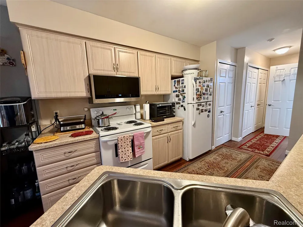 45077 COACHMAN COURT #82 Canton Charter Township, MI 48187