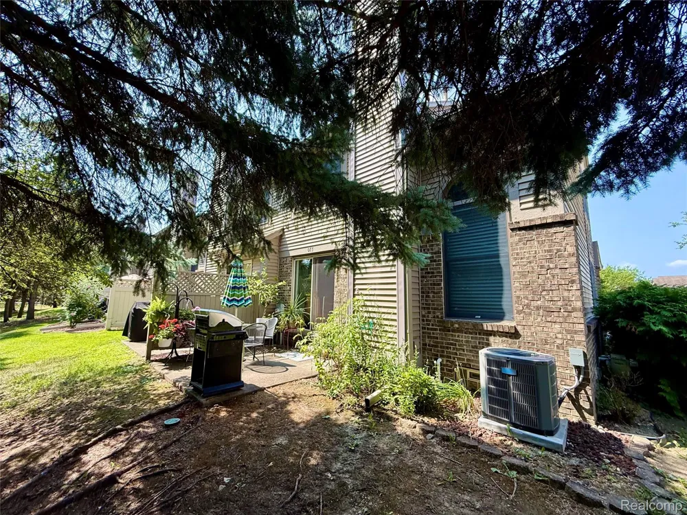 45077 COACHMAN COURT #82 Canton Charter Township, MI 48187