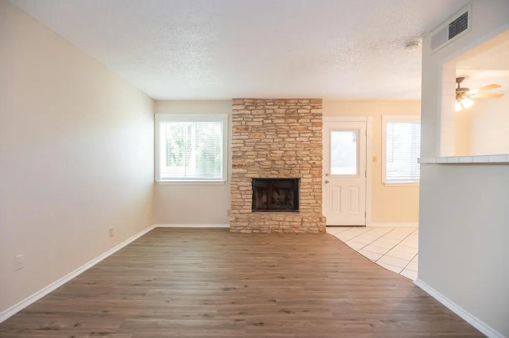 925 Chisholm Cove Round Rock, TX 78681