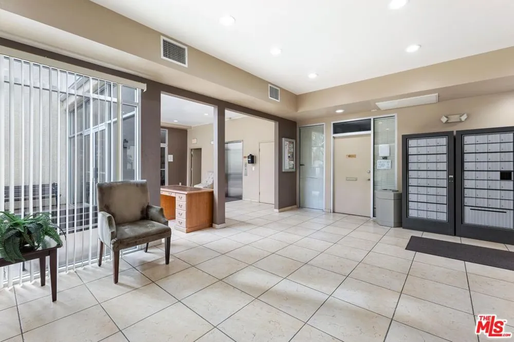 5325 Newcastle Avenue #338 Encino, CA 91316