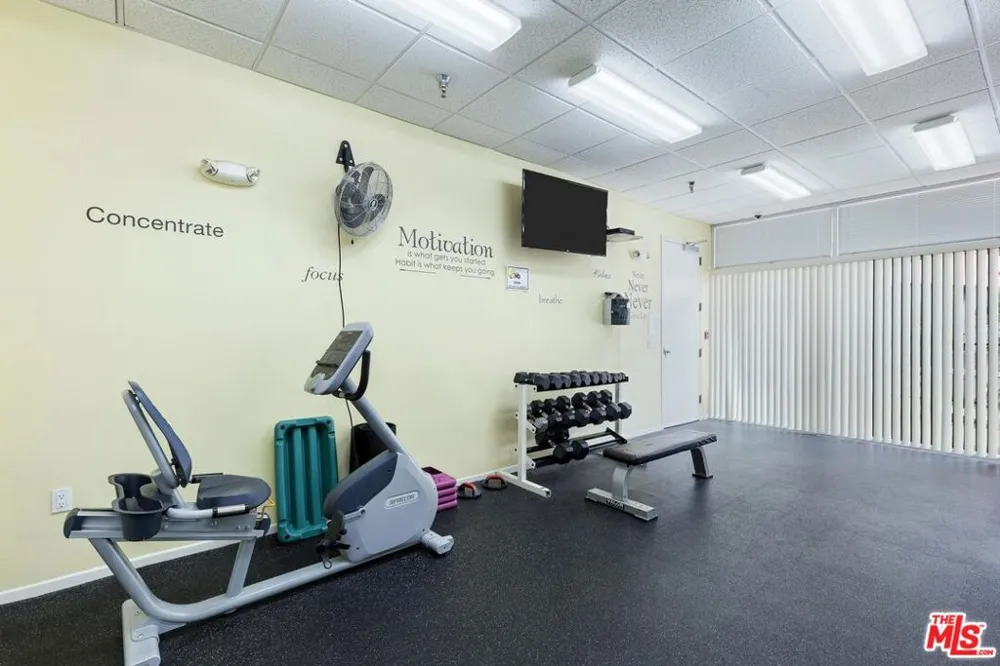 5325 Newcastle Avenue #338 Encino, CA 91316