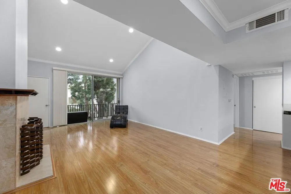 5325 Newcastle Avenue #338 Encino, CA 91316