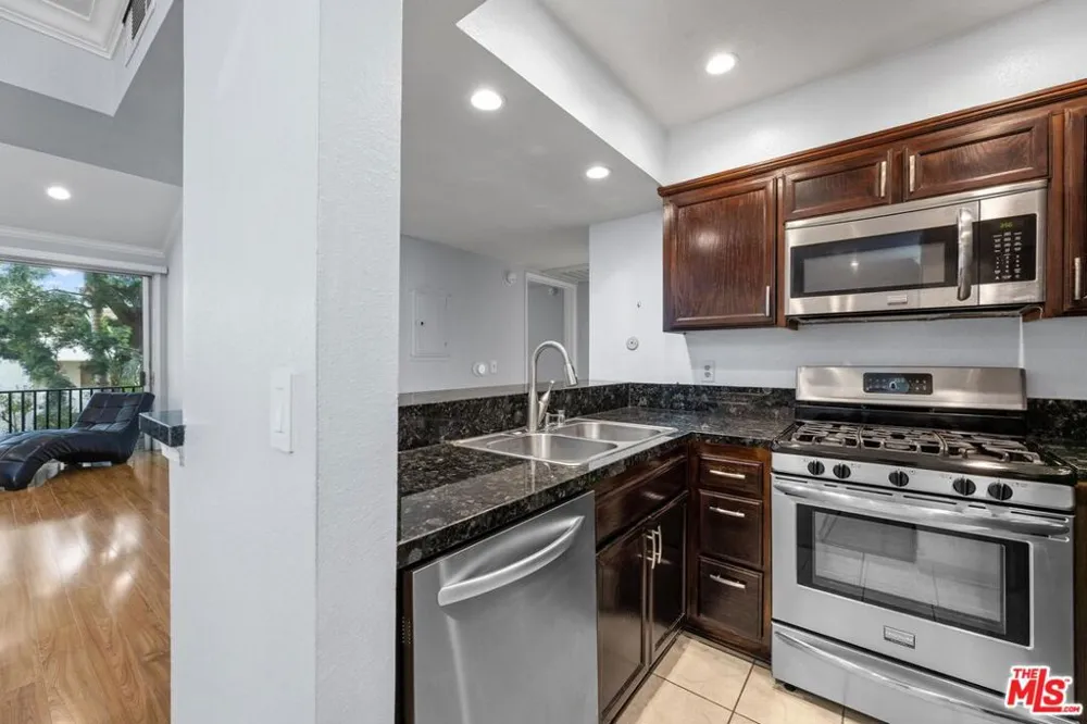 5325 Newcastle Avenue #338 Encino, CA 91316