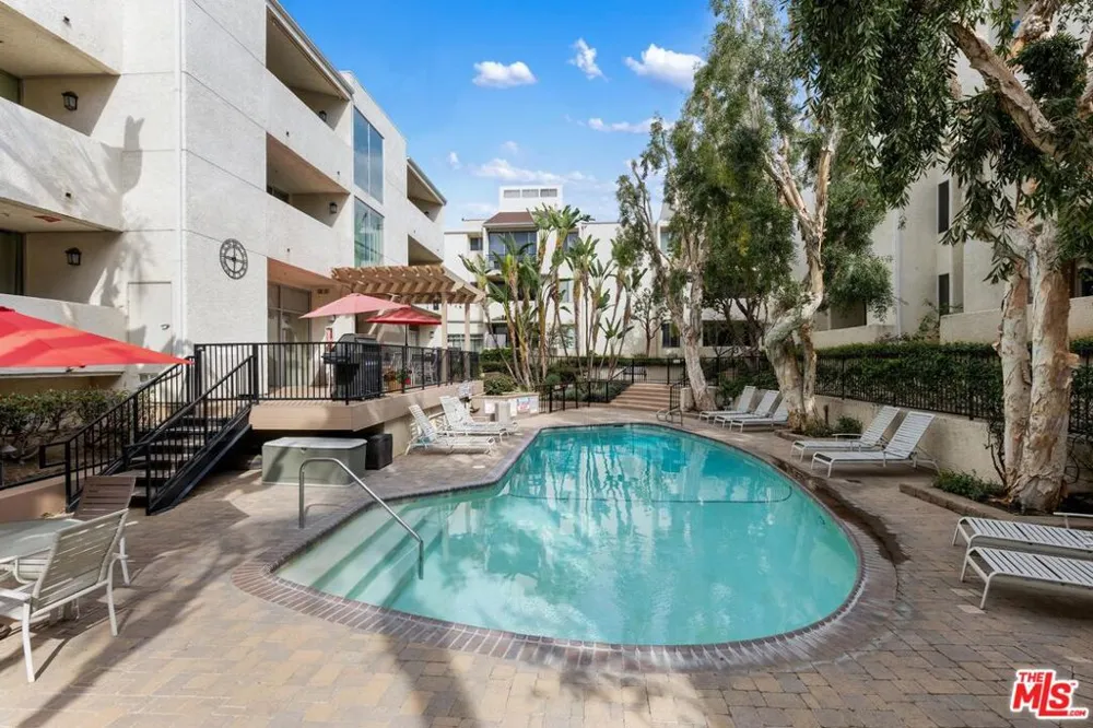 5325 Newcastle Avenue #338 Encino, CA 91316