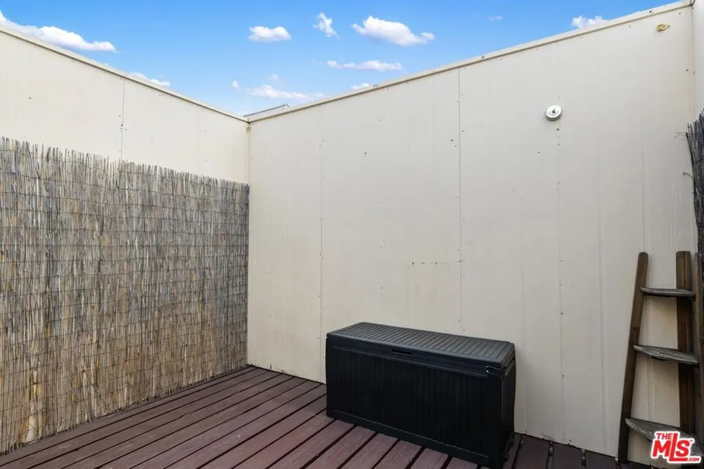5325 Newcastle Avenue #338 Encino, CA 91316