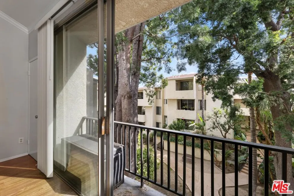 5325 Newcastle Avenue #338 Encino, CA 91316