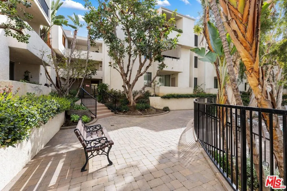 5325 Newcastle Avenue #338 Encino, CA 91316